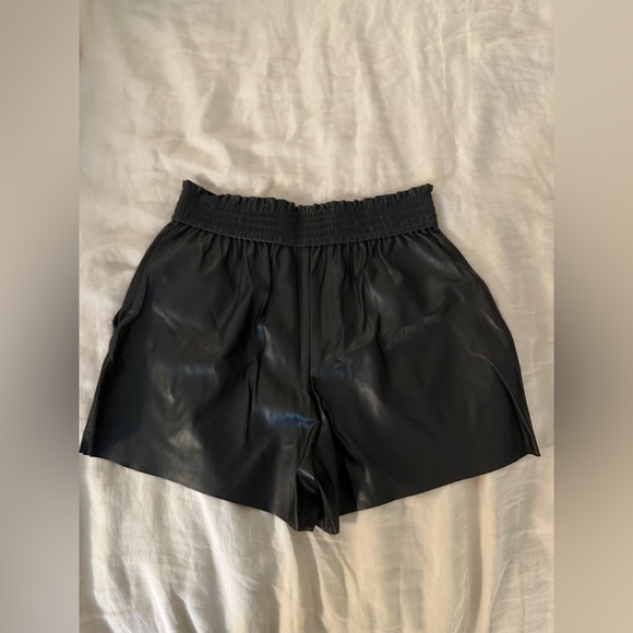 Aritzia Wilfred Free Vegan Leather Shorts - Picture 2 of 4
